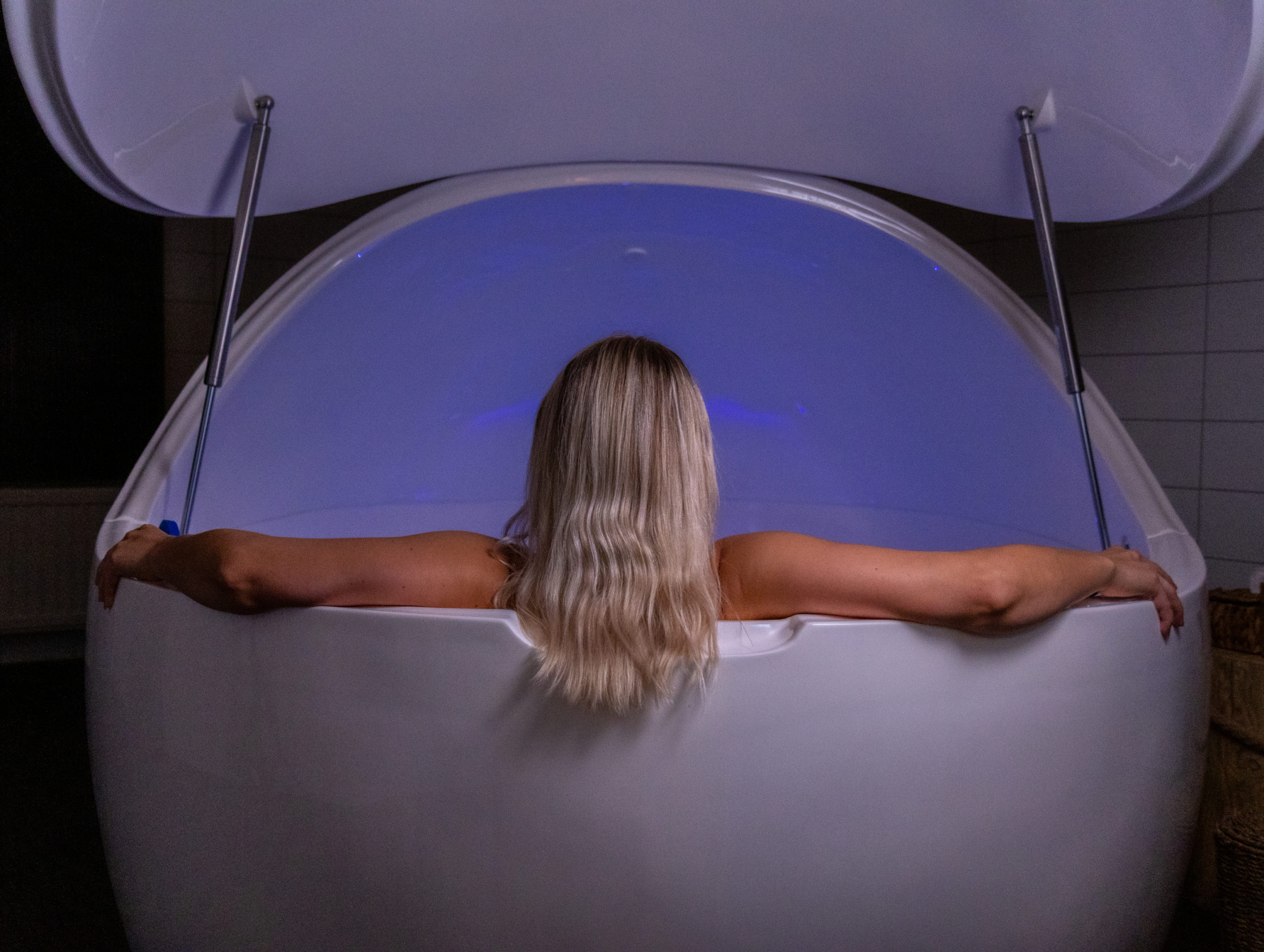 nainen istuu tankissa